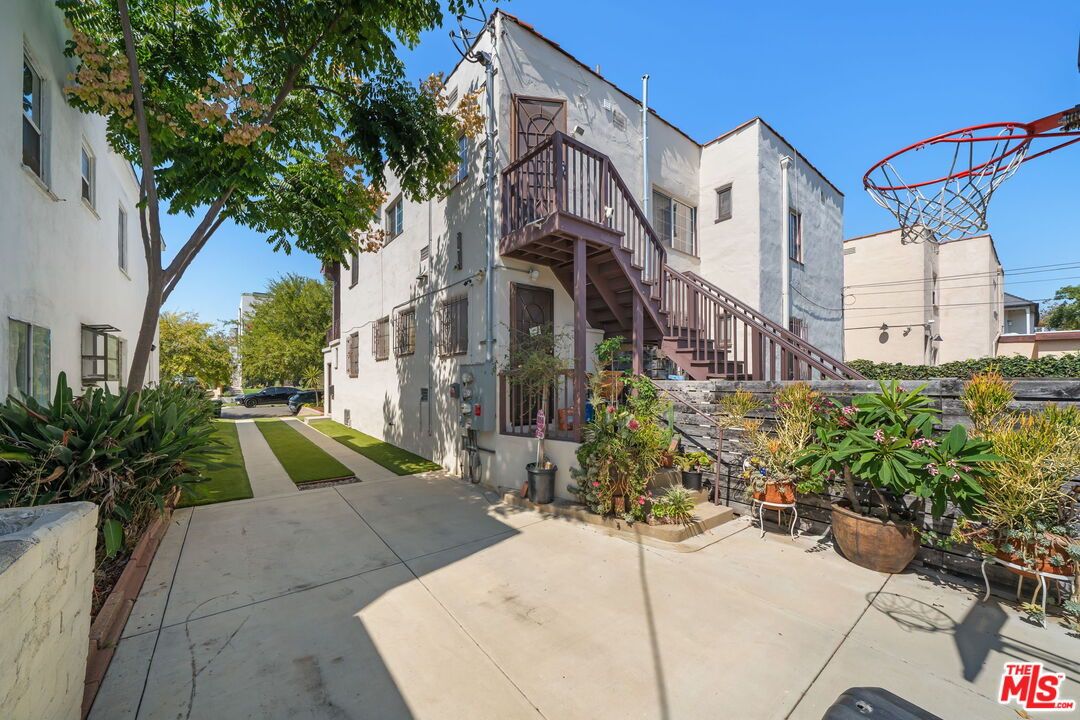 1556 S Ogden Dr