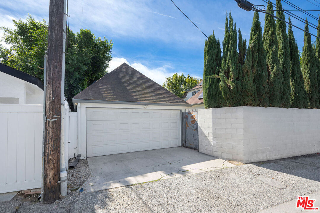 1174 Carmona Ave