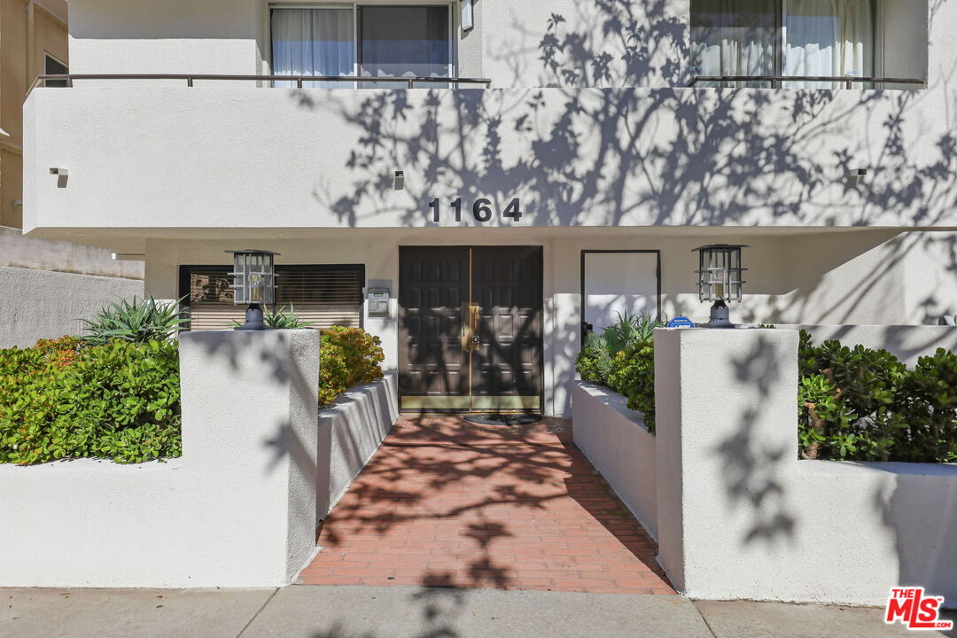 1164 Wellesley Ave Unit: 302