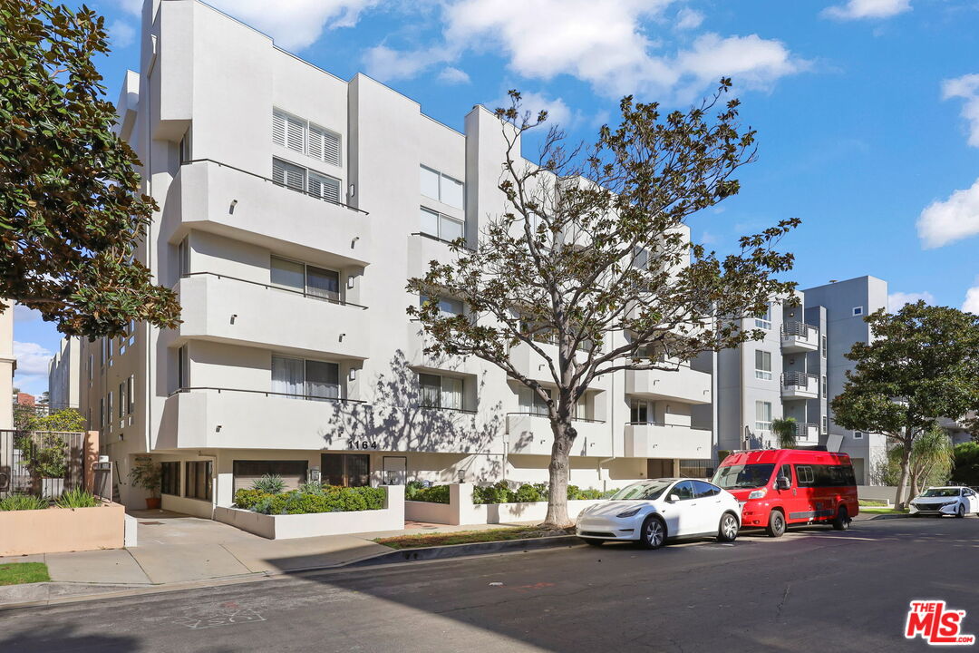 1164 Wellesley Ave Unit: 302