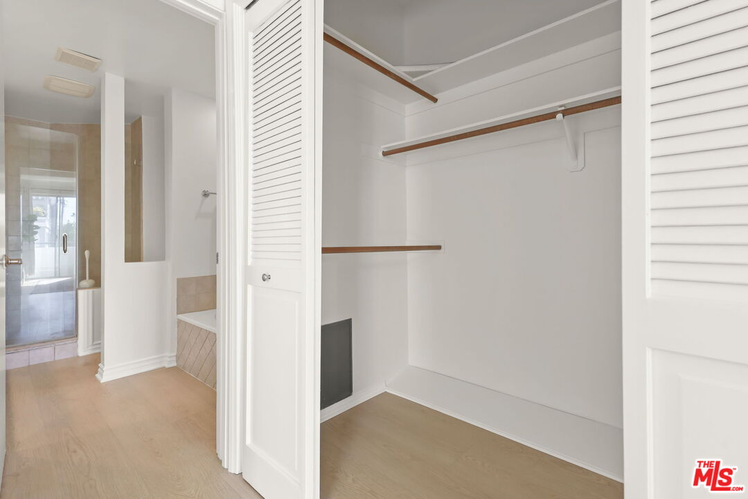 1164 Wellesley Ave Unit: 302