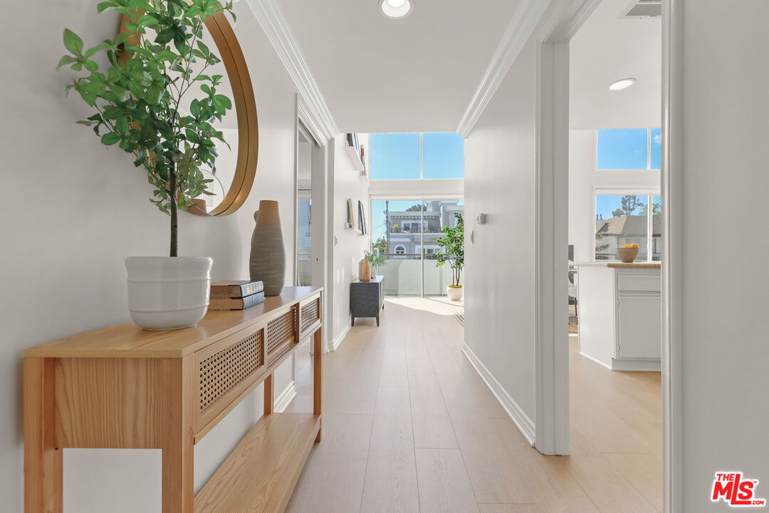 1164 Wellesley Ave Unit: 302