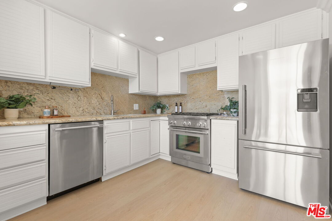 1164 Wellesley Ave Unit: 302