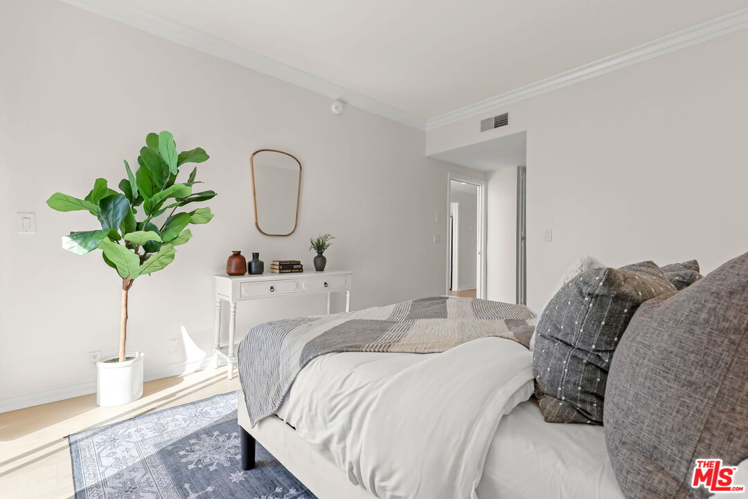 1164 Wellesley Ave Unit: 302