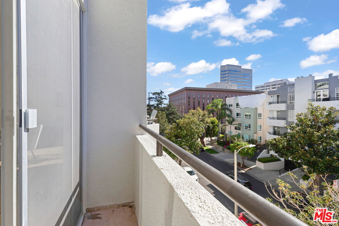 1164 Wellesley Ave Unit: 302