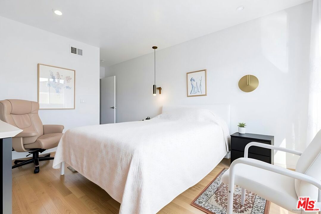 1114 23rd St Unit: 4