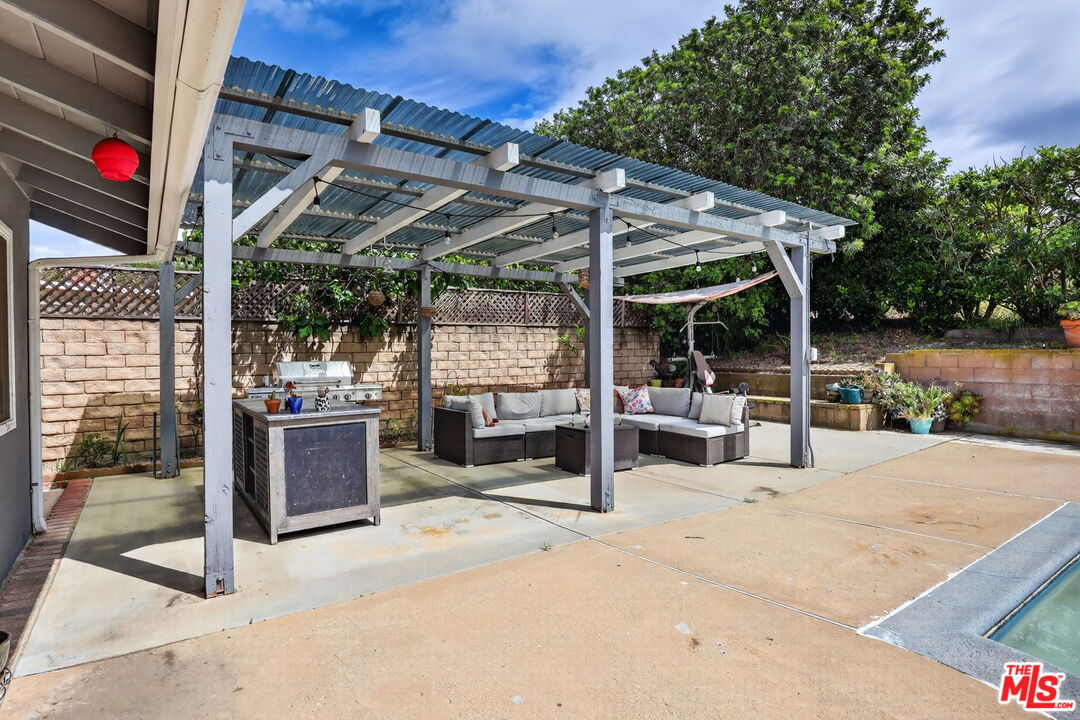 212 E Avenida De Los Arboles