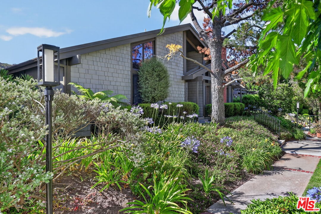 1331 Avenida De Cortez