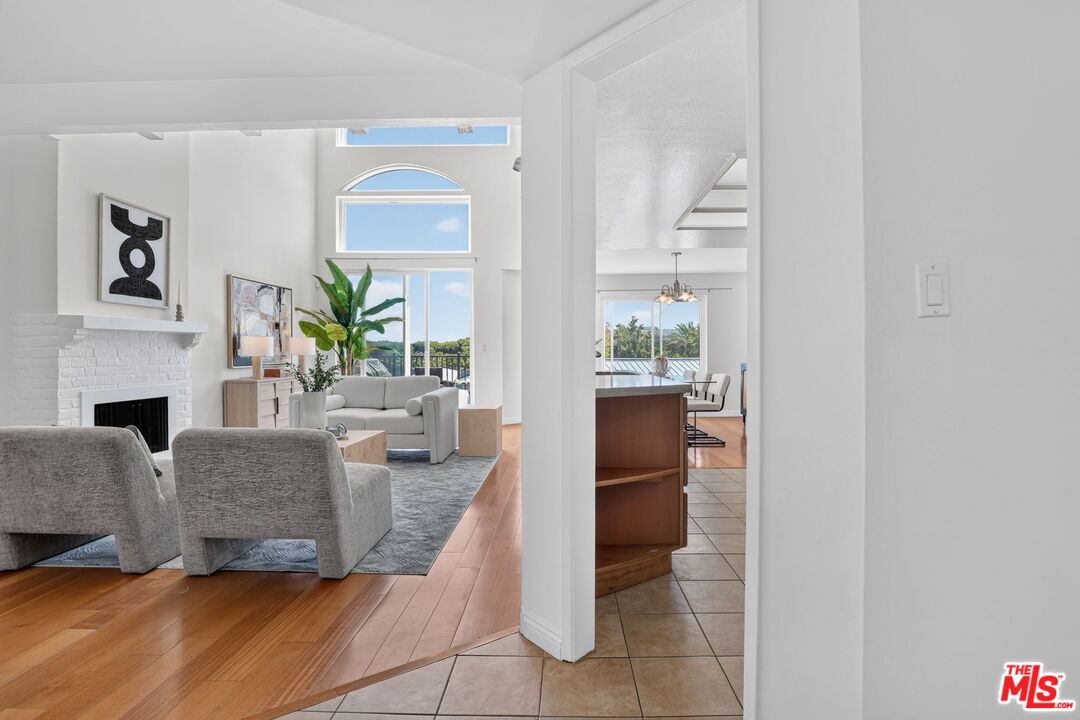 2677 Centinela Ave Unit: 401