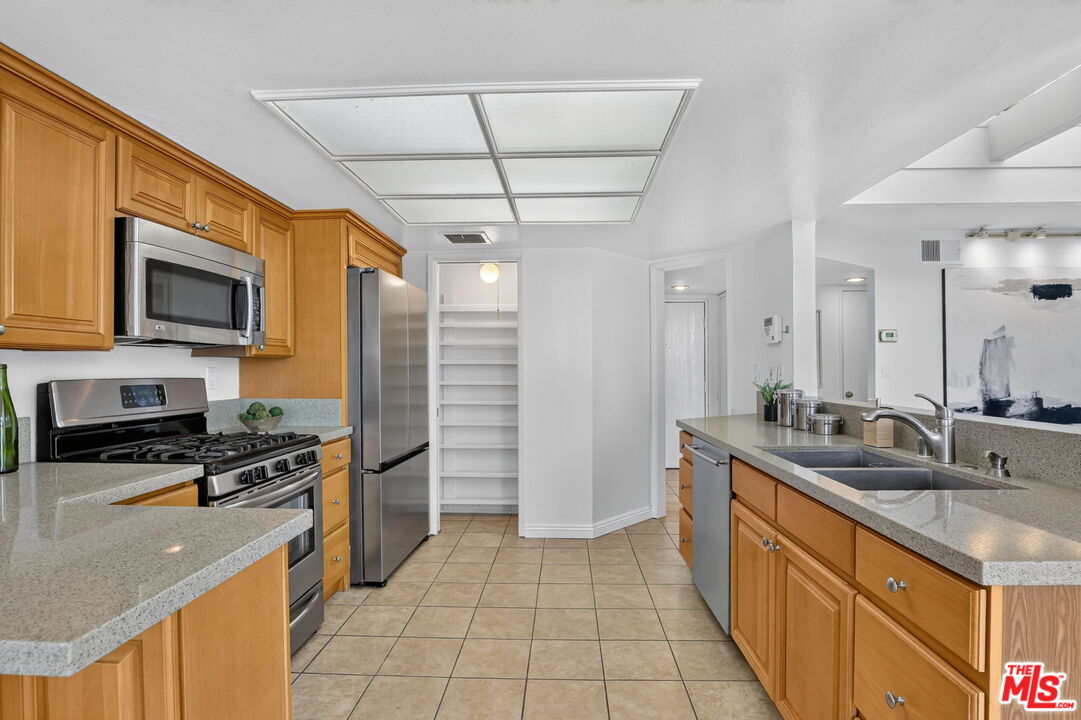 2677 Centinela Ave Unit: 401