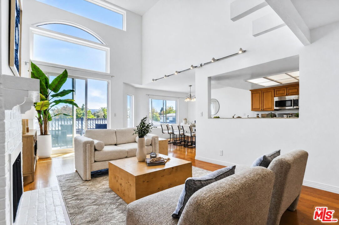 2677 Centinela Ave Unit: 401
