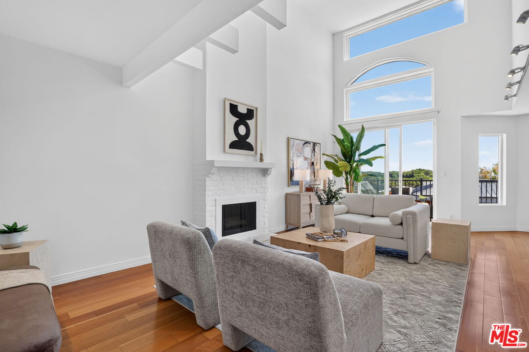 2677 Centinela Ave Unit: 401