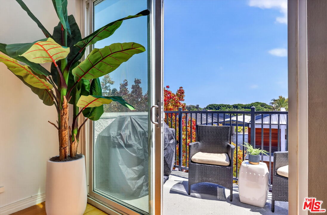 2677 Centinela Ave Unit: 401