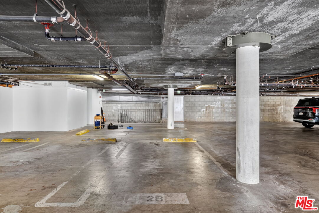 2677 Centinela Ave Unit: 401