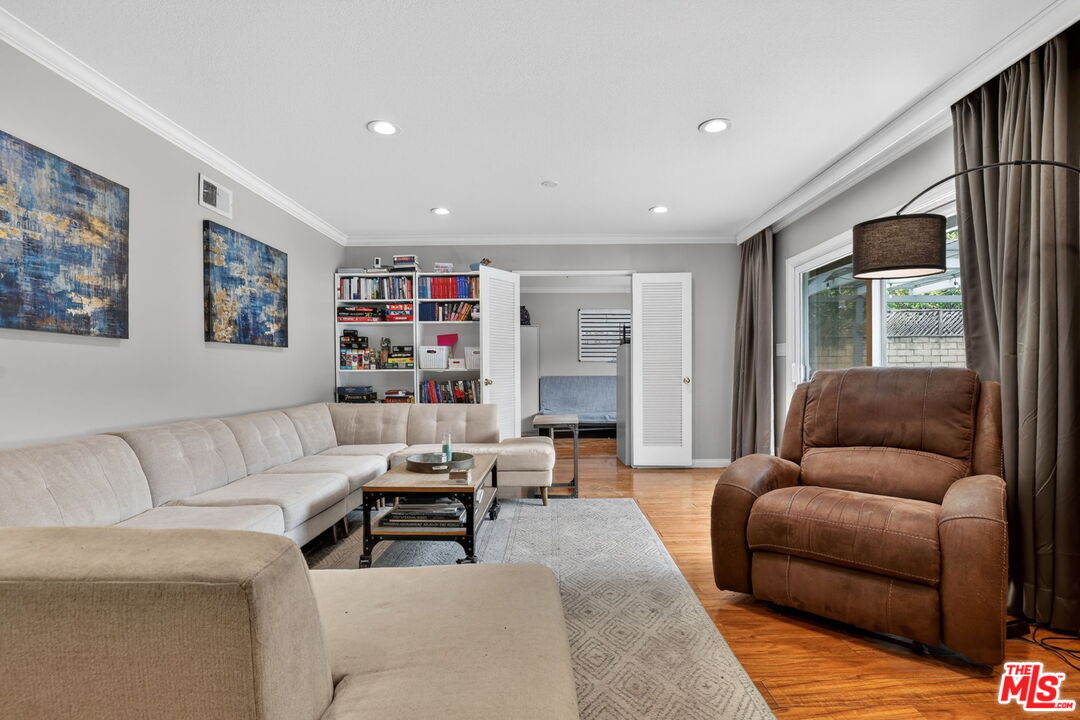 212 E Avenida De Los Arboles