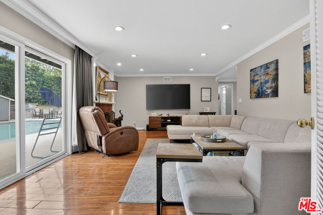 212 E Avenida De Los Arboles