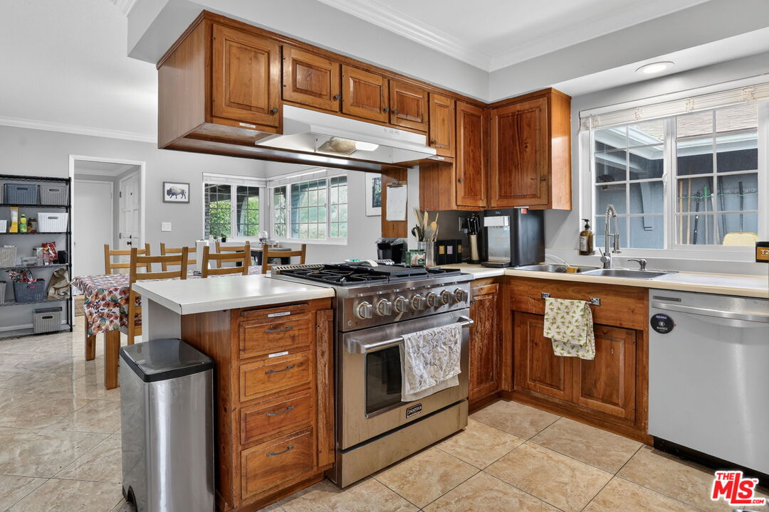 212 E Avenida De Los Arboles