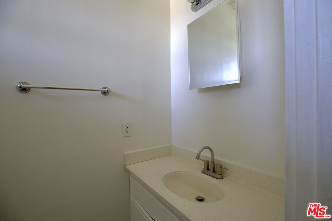 11133 ROSE AVE Unit: 28