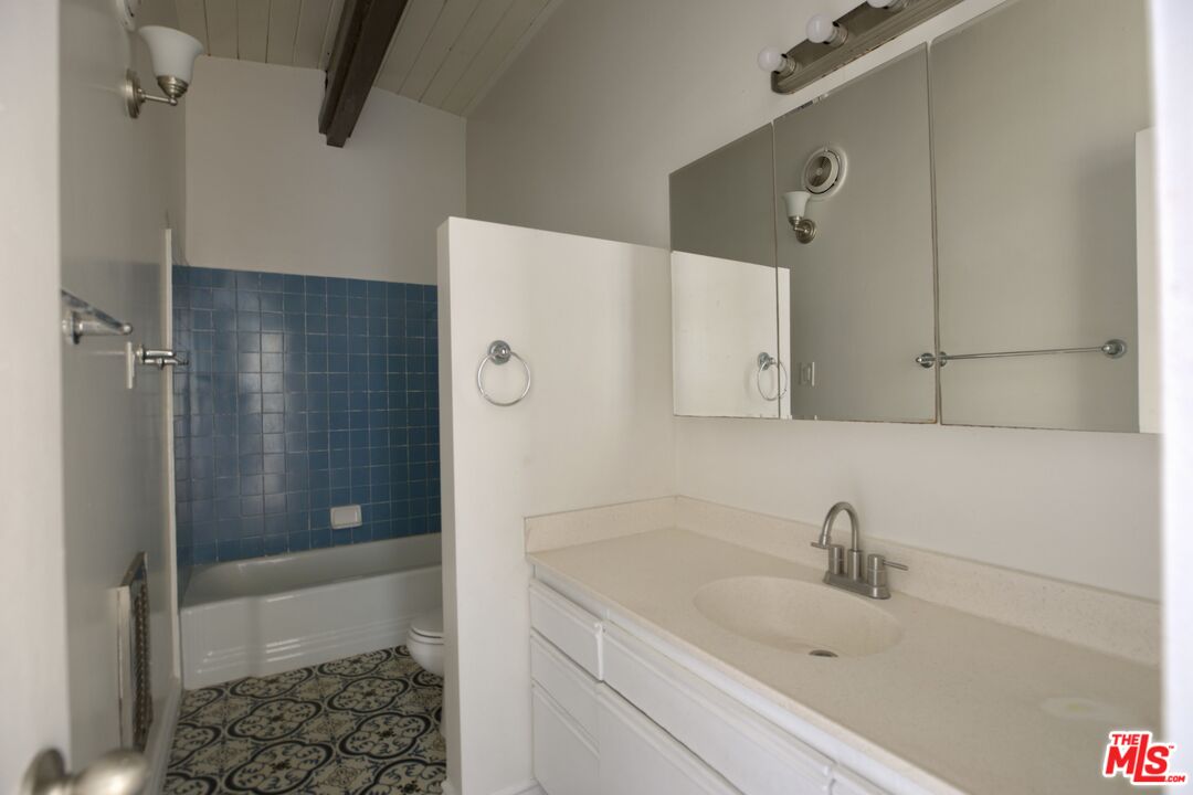 11133 ROSE AVE Unit: 28