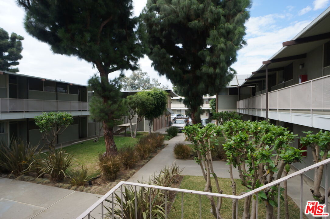 11133 ROSE AVE Unit: 28