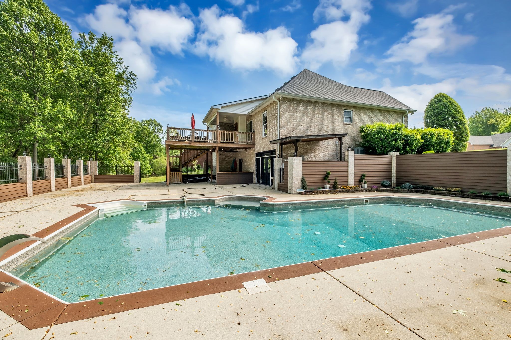 1094 Paradise Dr