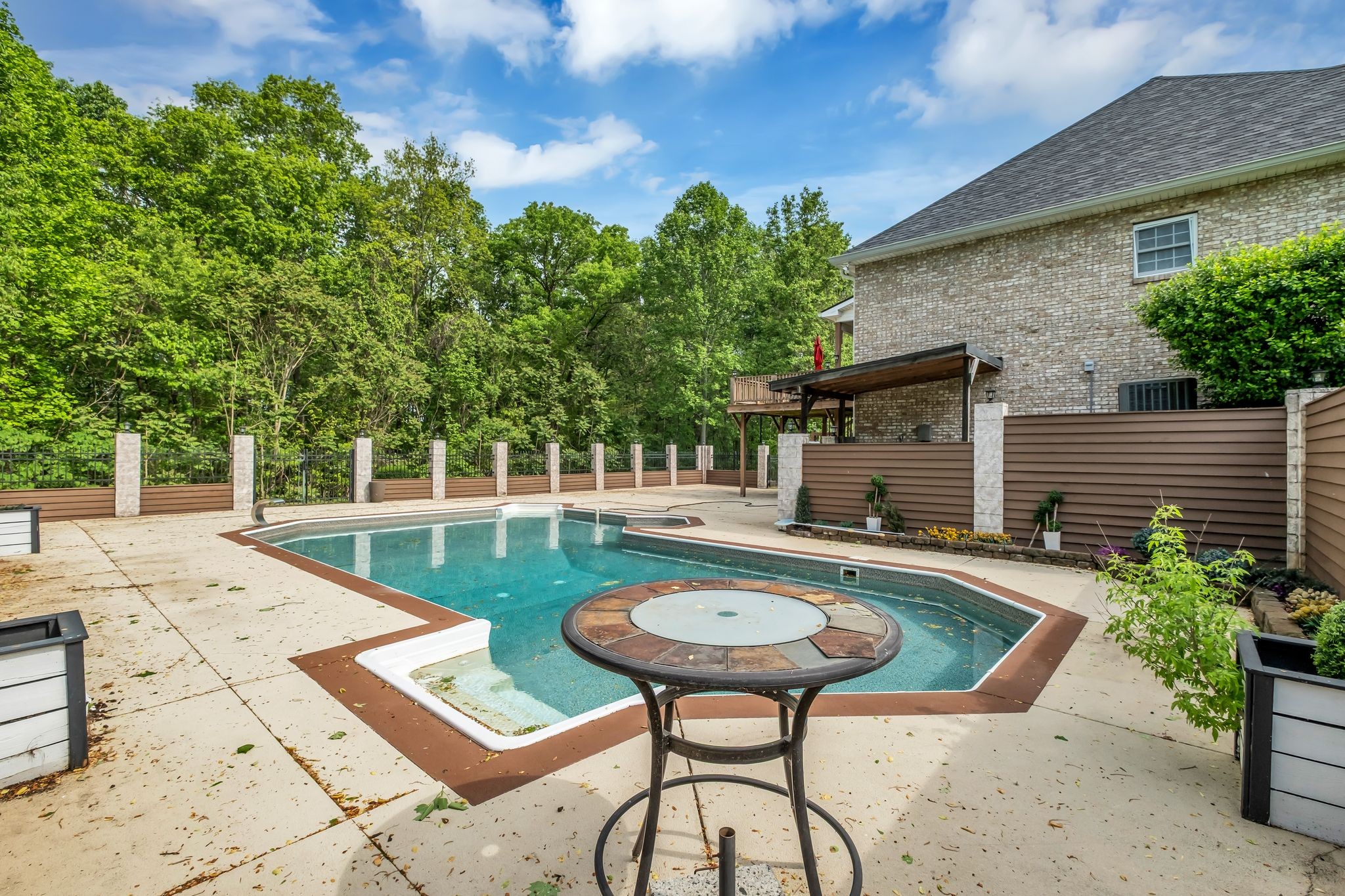 1094 Paradise Dr