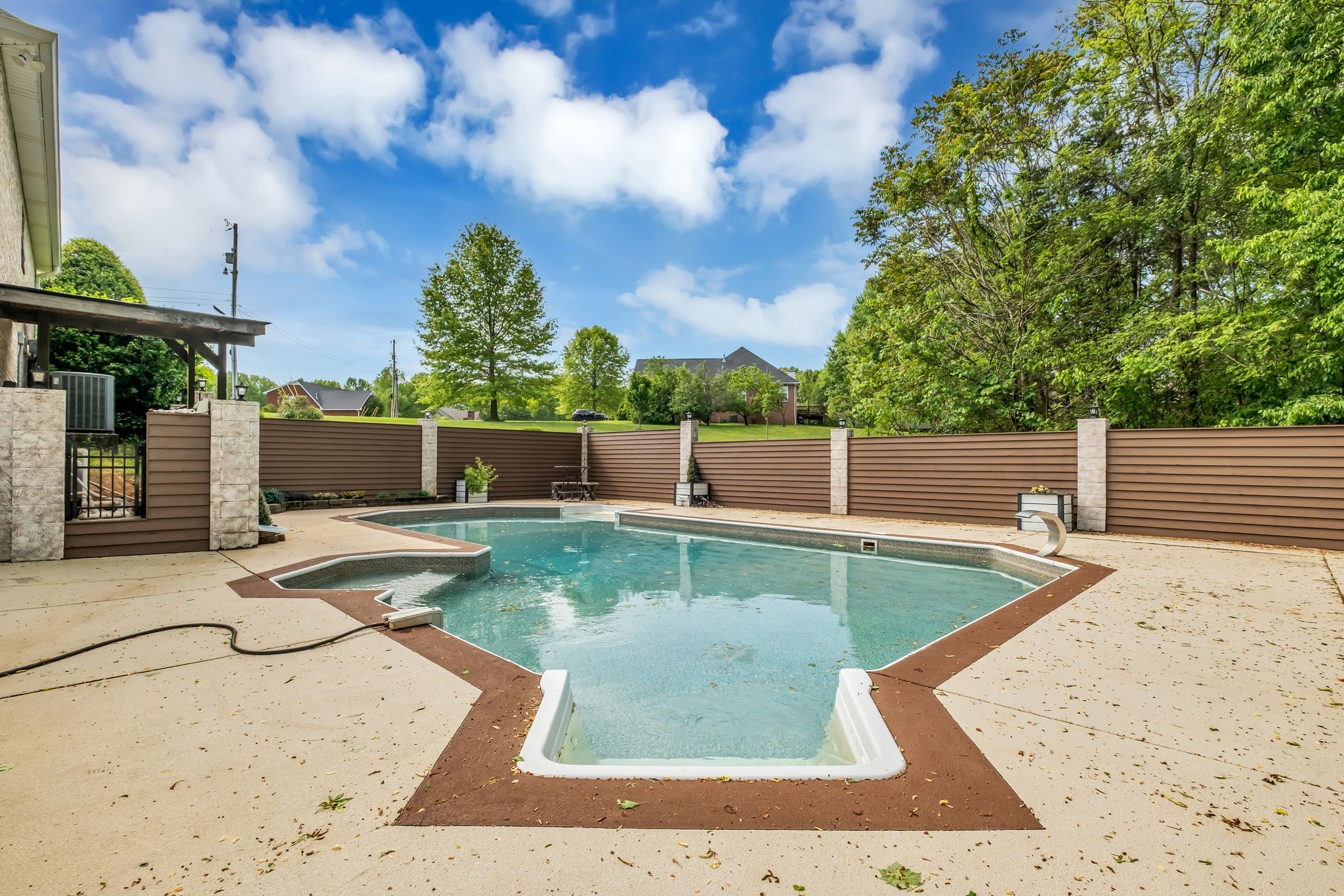 1094 Paradise Dr