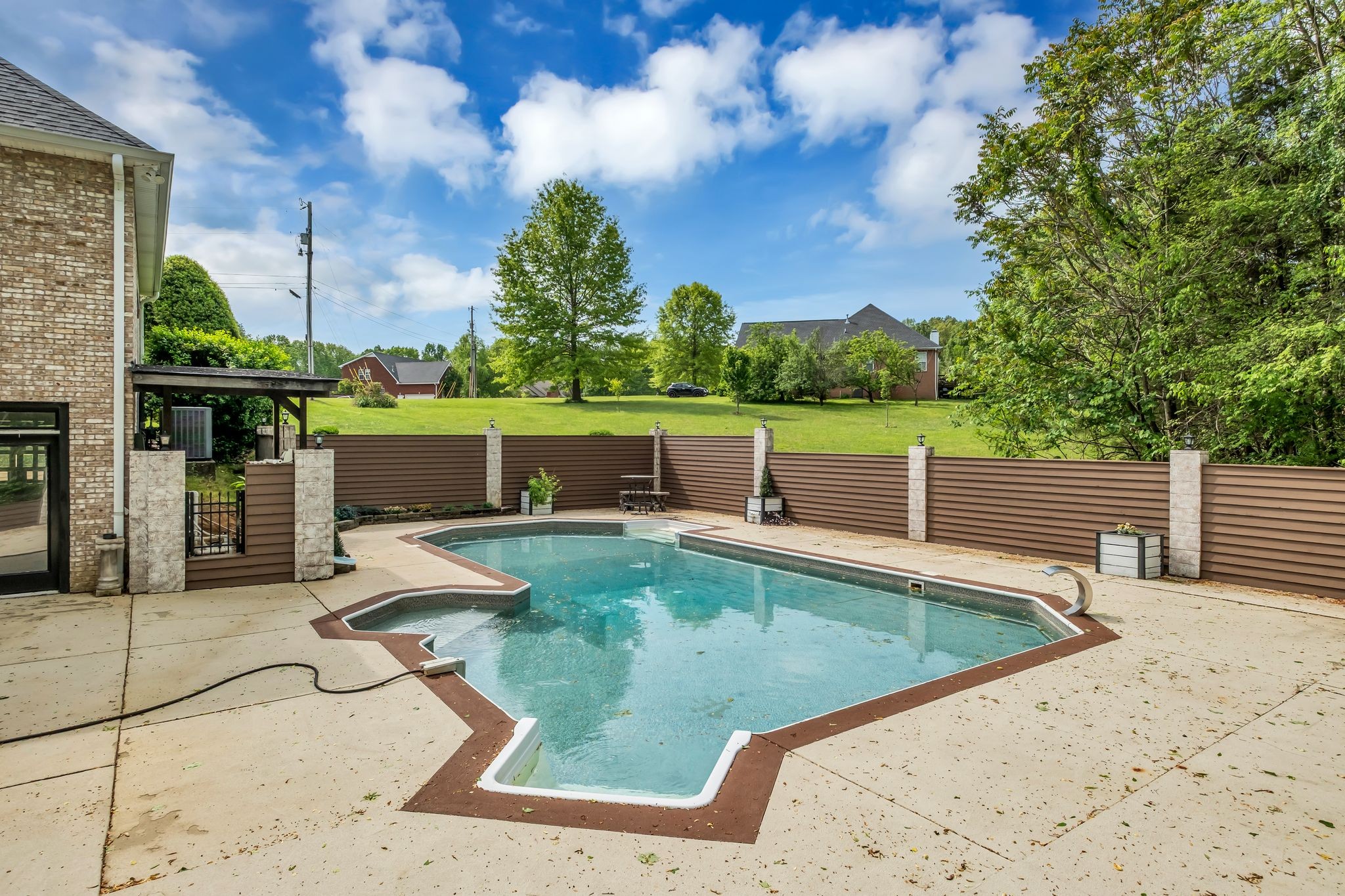 1094 Paradise Dr
