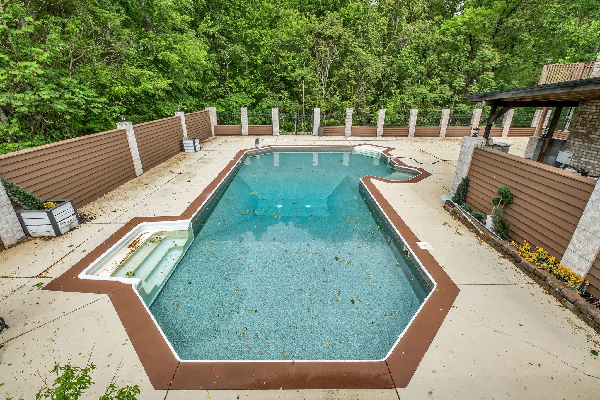 1094 Paradise Dr