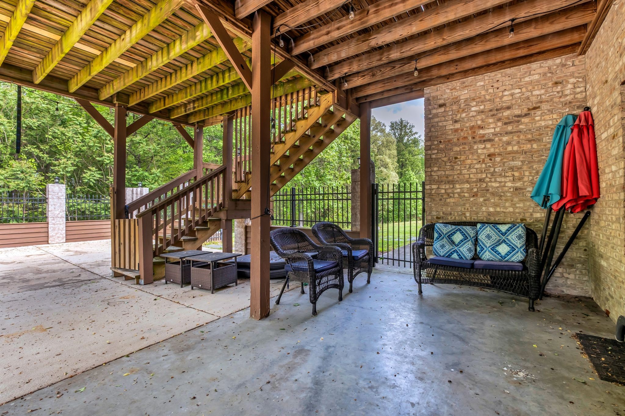 1094 Paradise Dr