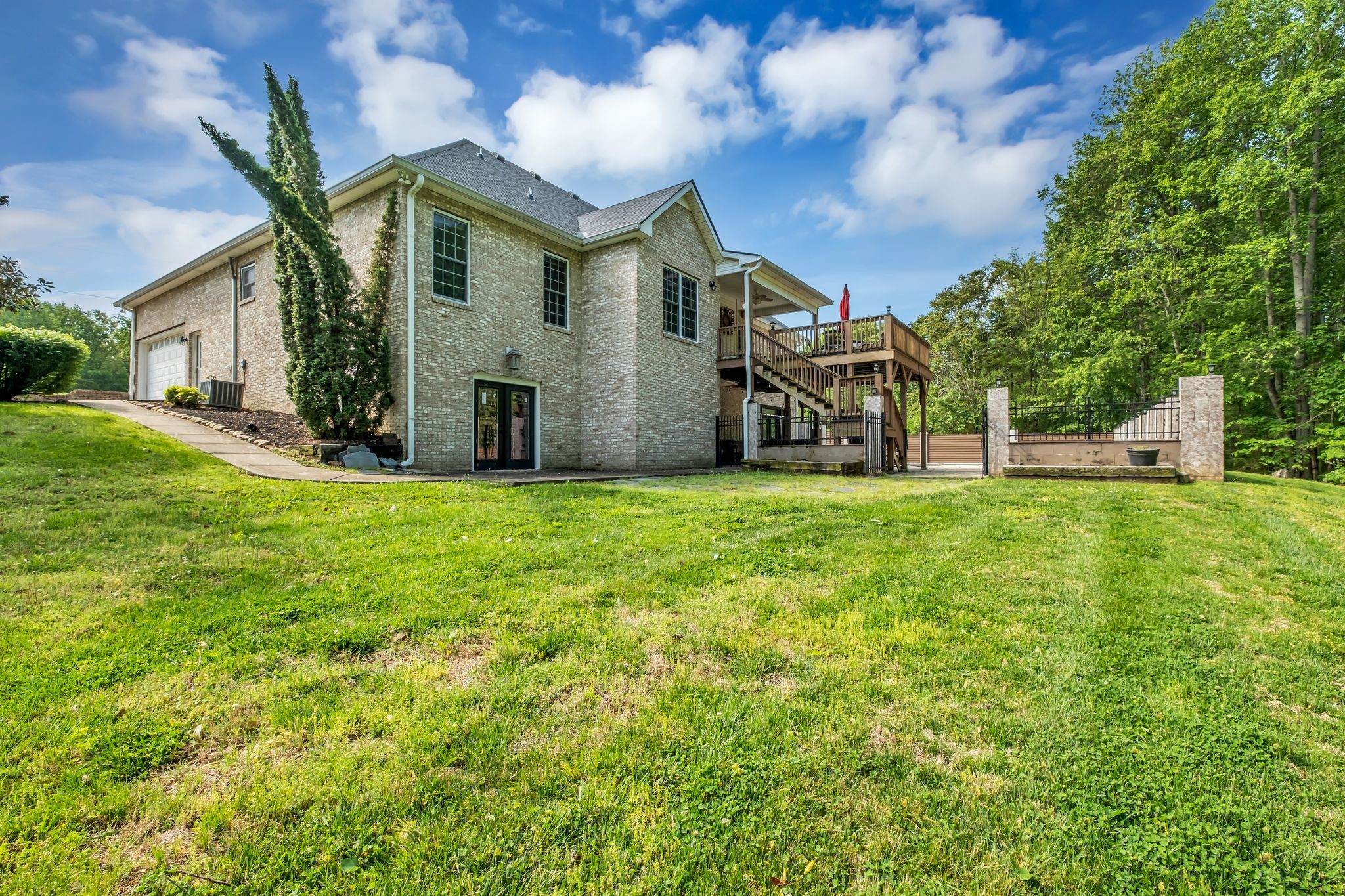 1094 Paradise Dr