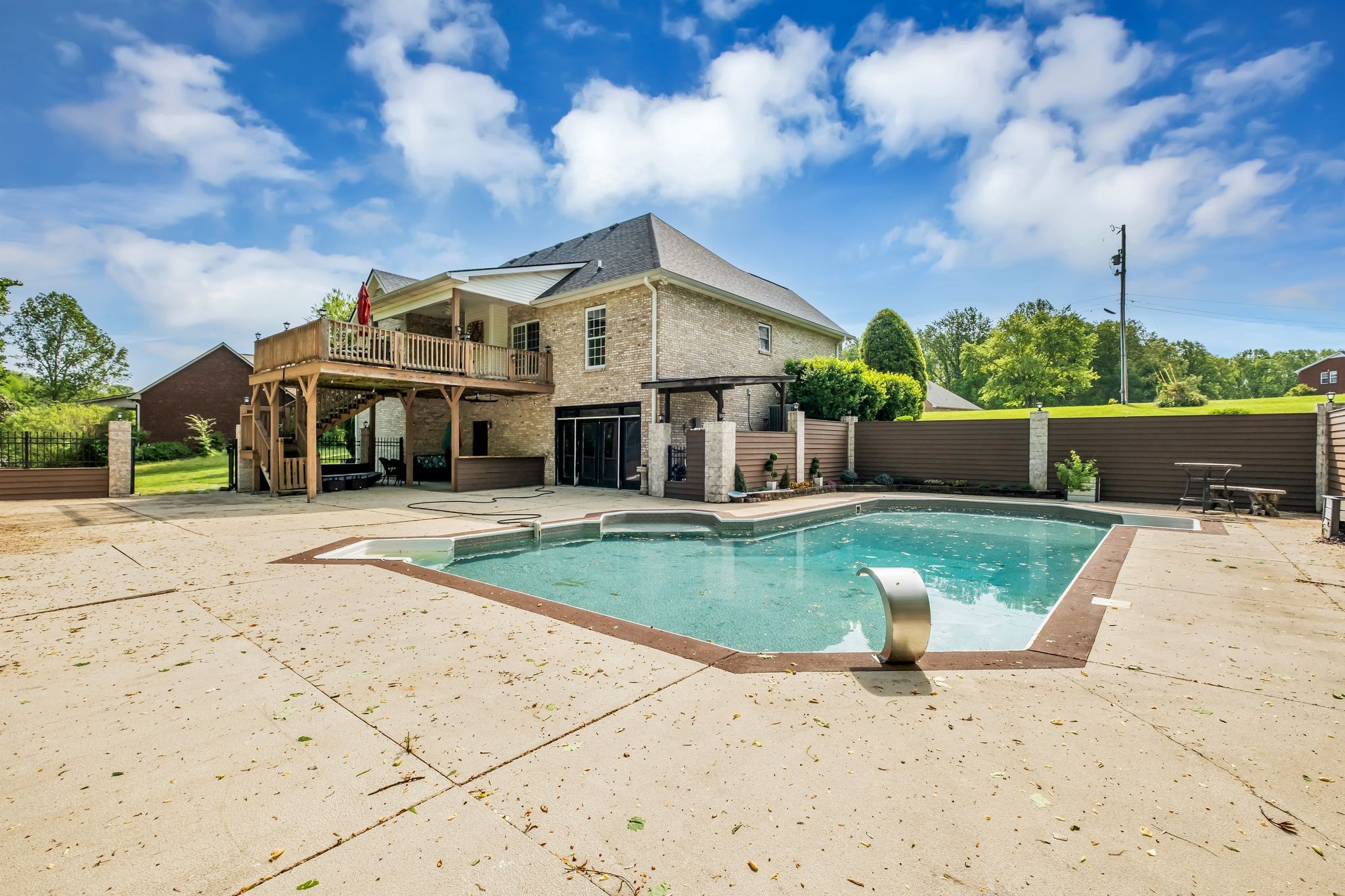 1094 Paradise Dr