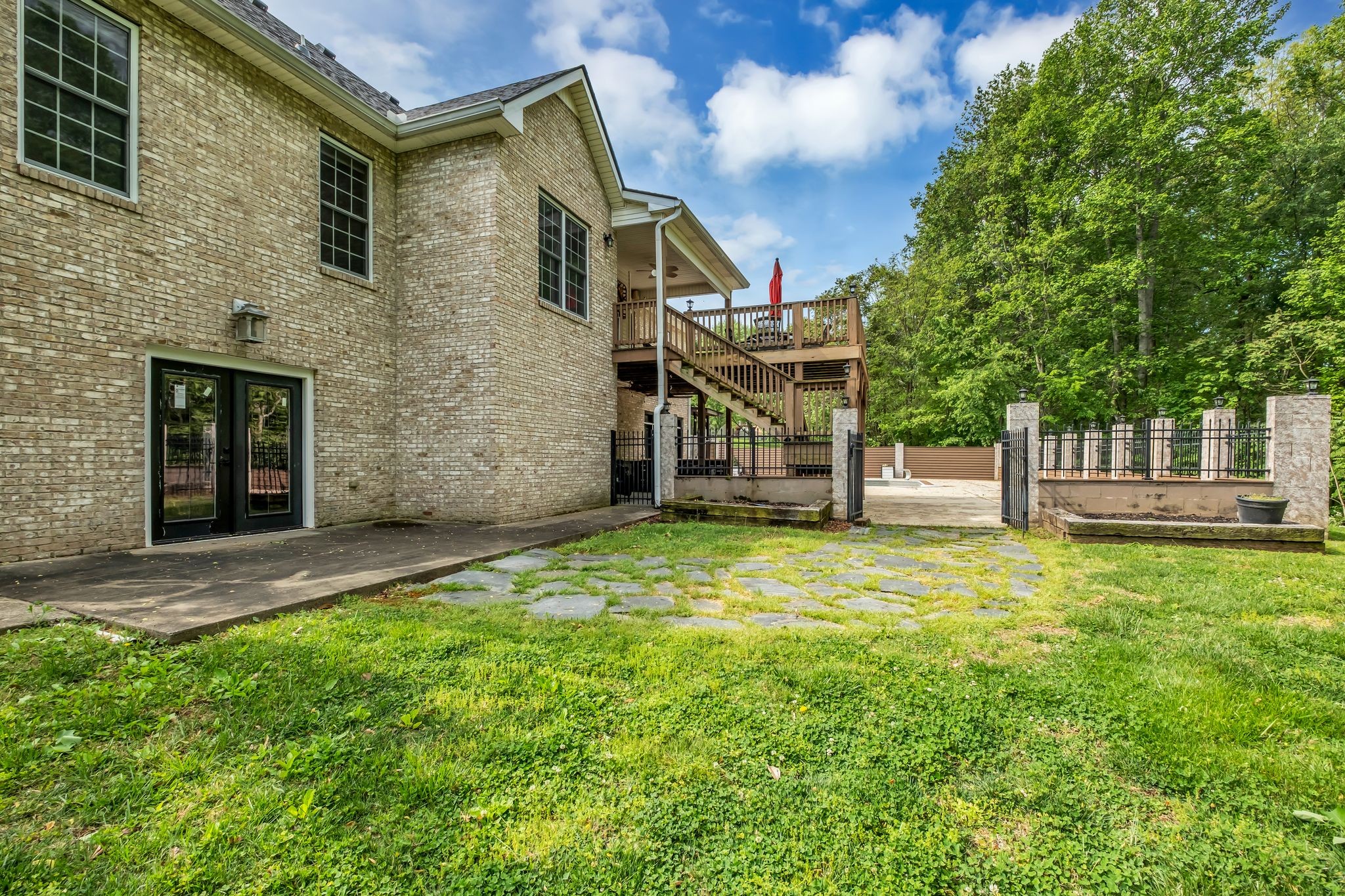 1094 Paradise Dr