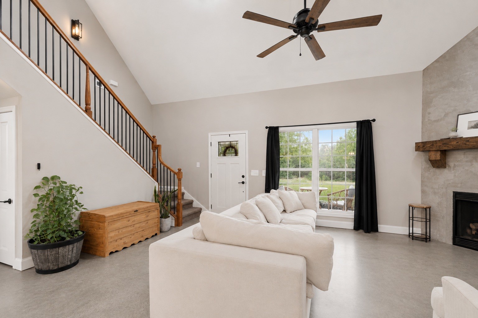 1027 Lockridge Ln