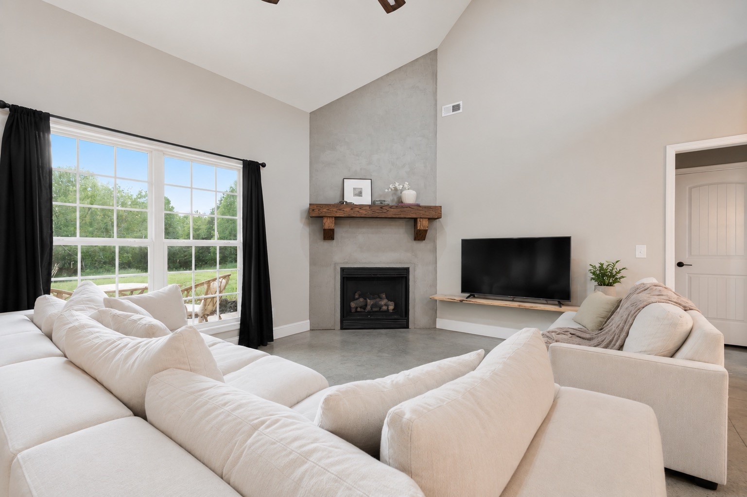 1027 Lockridge Ln