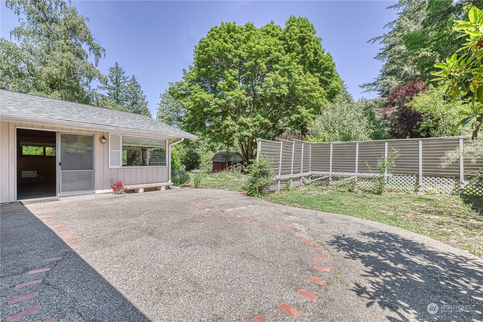 6521 Ray Nash Drive NW
