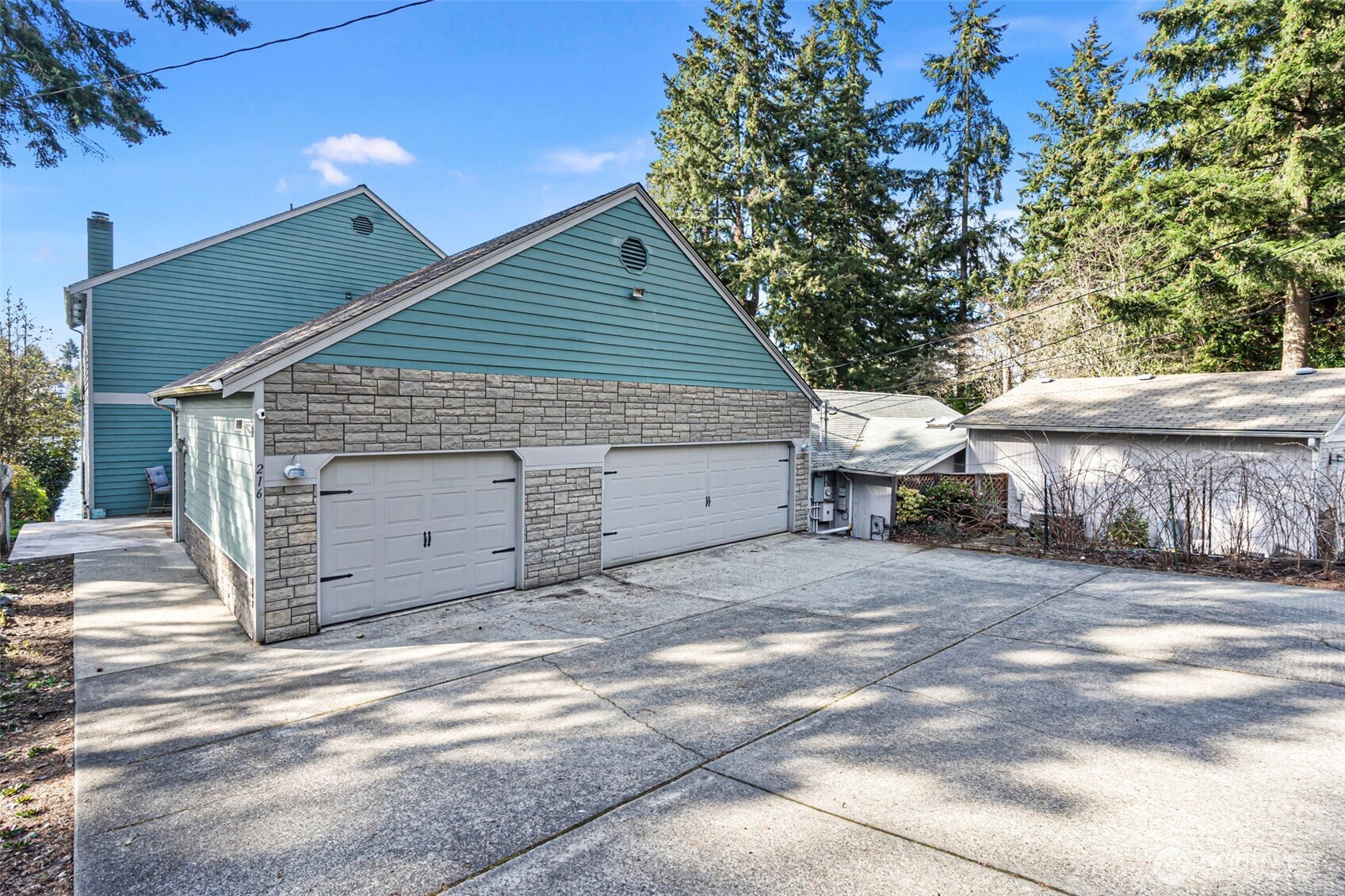 216 Lake Louise Drive SW