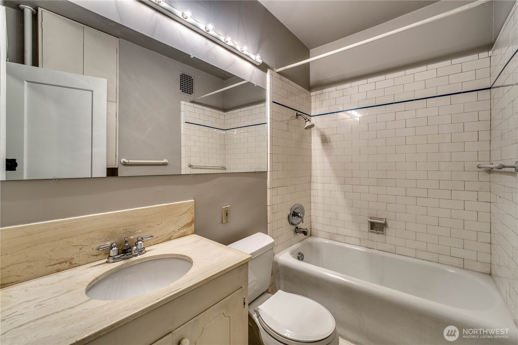 5810 Cowen Place NE Unit: 301