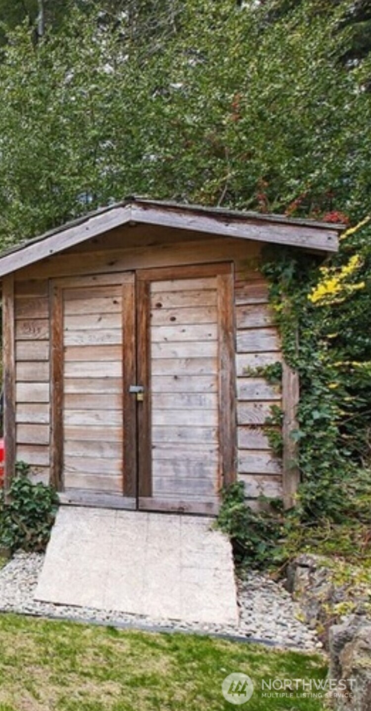 7655 Forest Ridge Drive NE