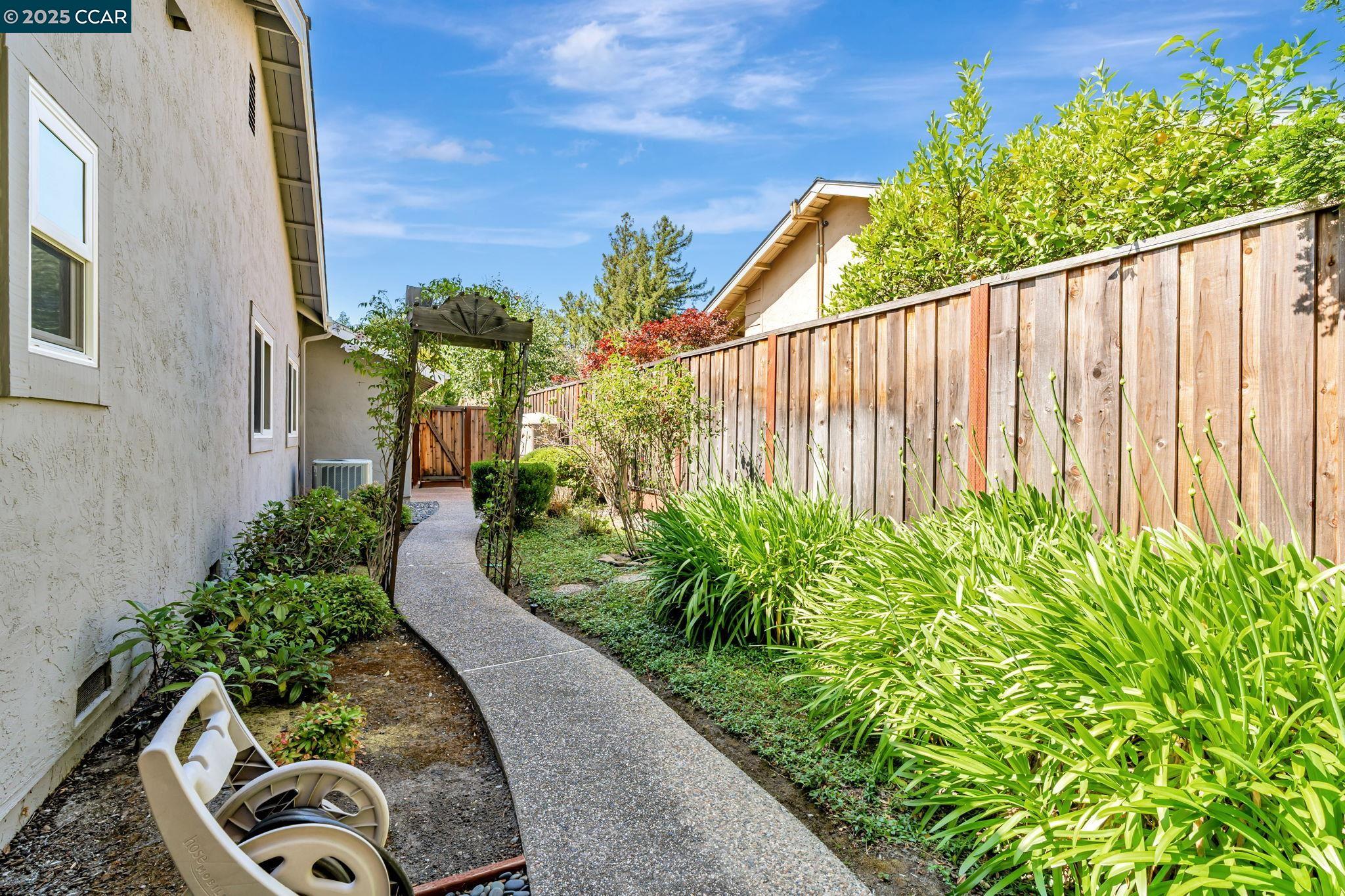 4095 Dunbarton Cir