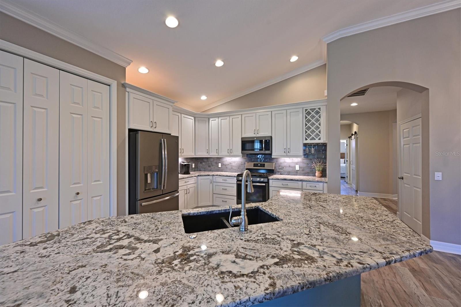 9453 DISCOVERY TER #202D