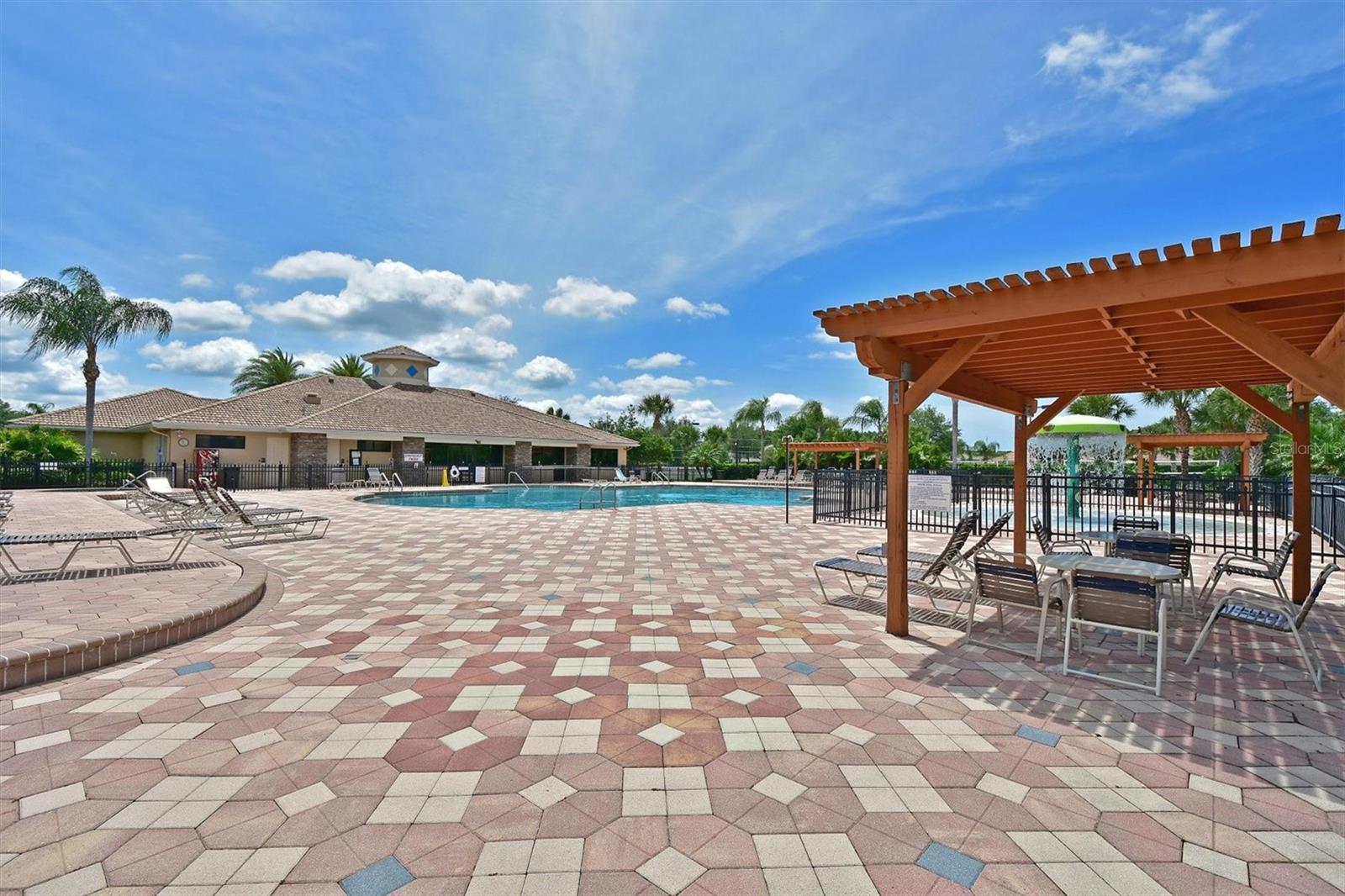 1011 FAIRWAYCOVE LN #202