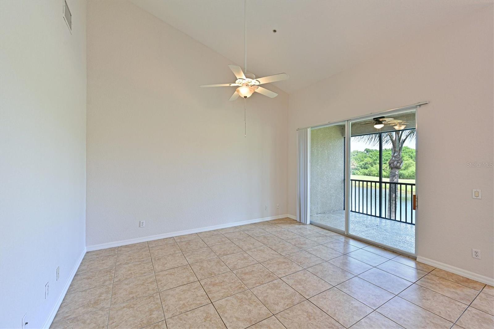1011 FAIRWAYCOVE LN #202