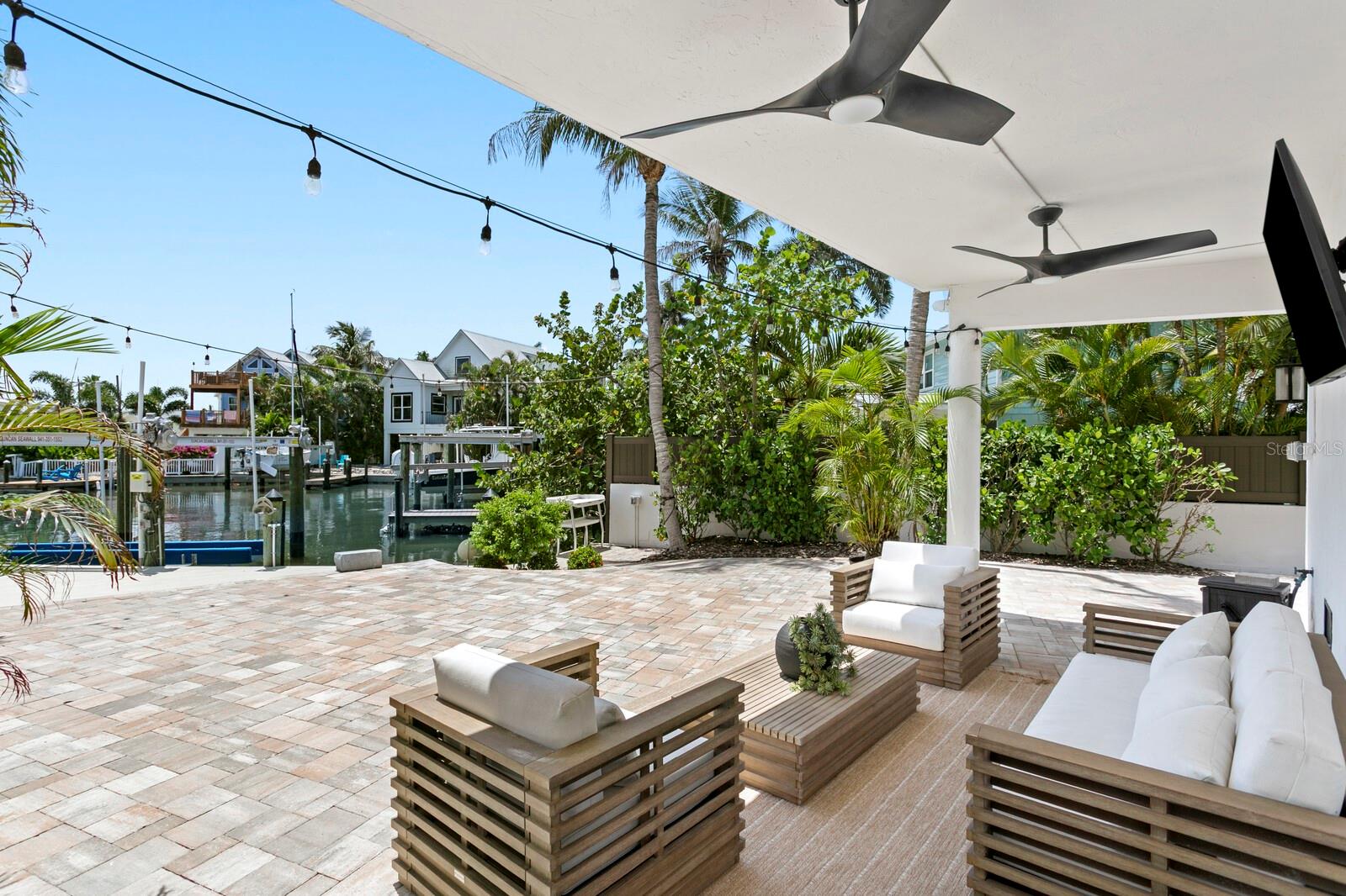 201 N HARBOR DR