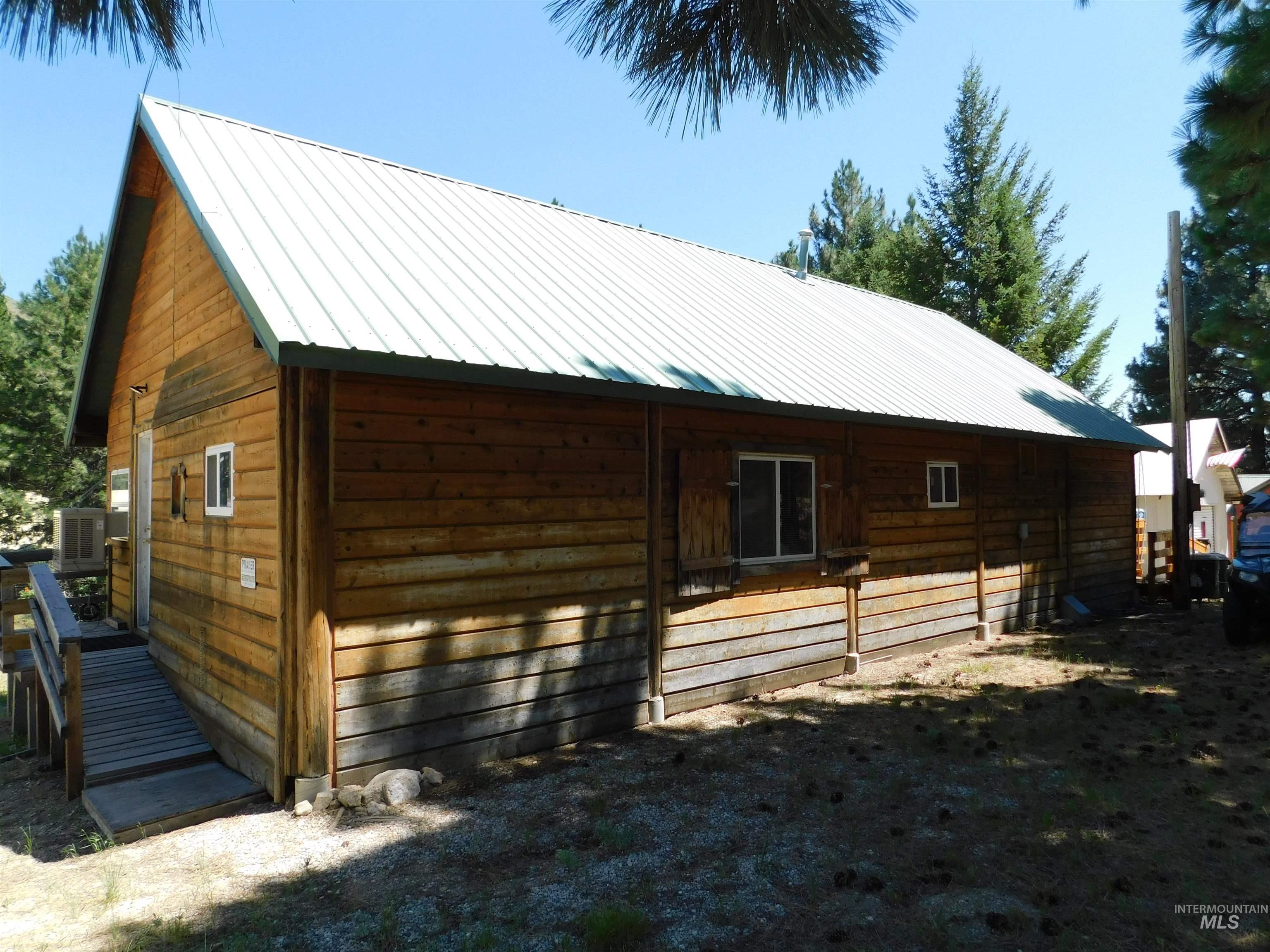 654 N Pine Featherville Rd