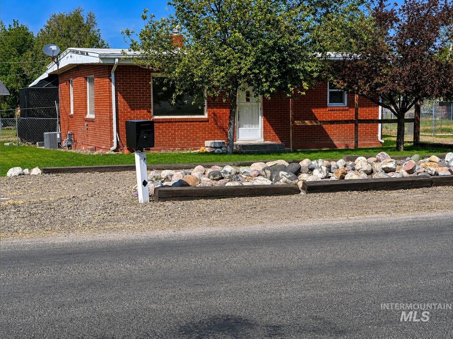 1937 E 4th Ave