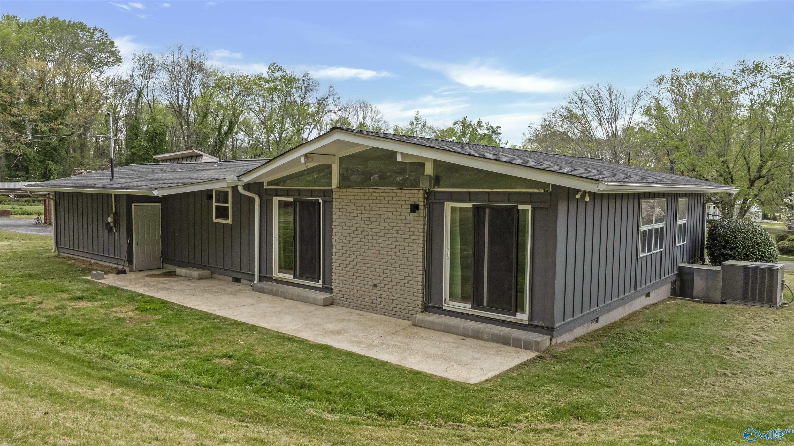 308 Hamilton Drive NE