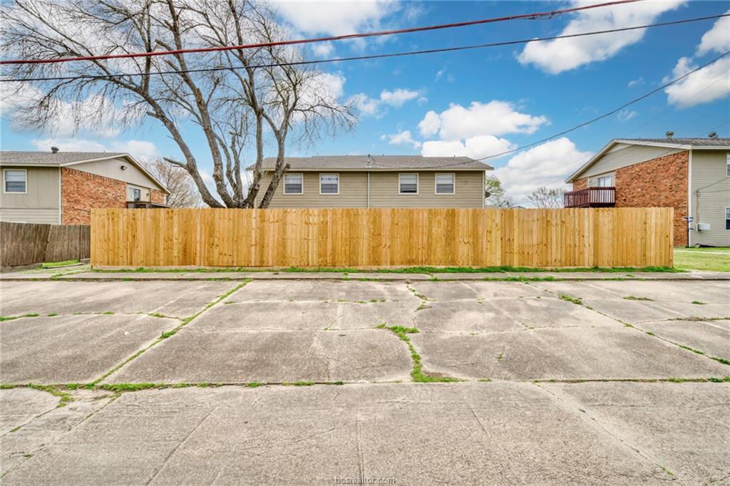 717 Wellesley Court Unit: B