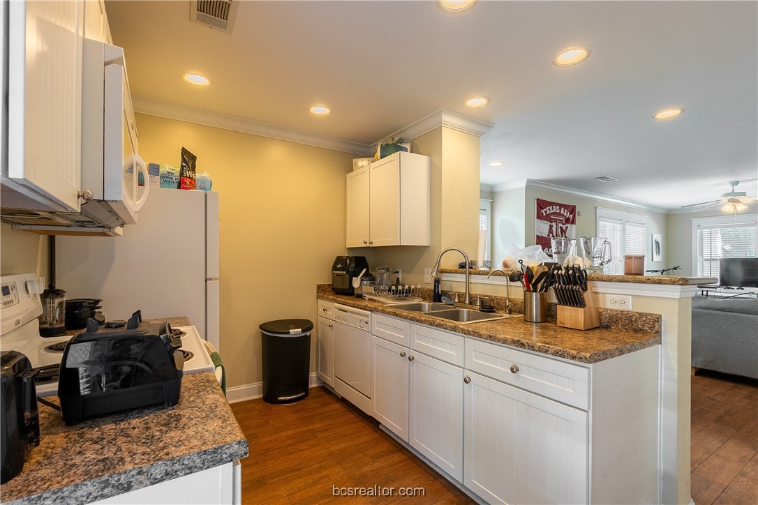 1725 South Harvey Mitchell Pkway 412