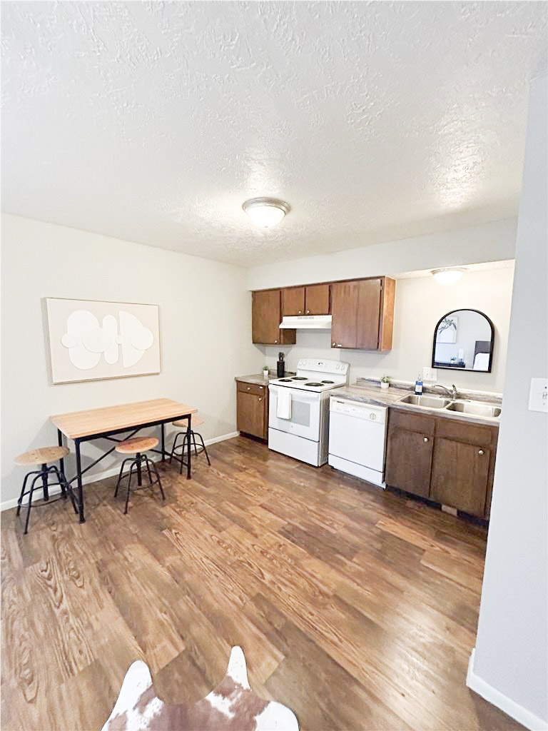 3900 Old College Road 28